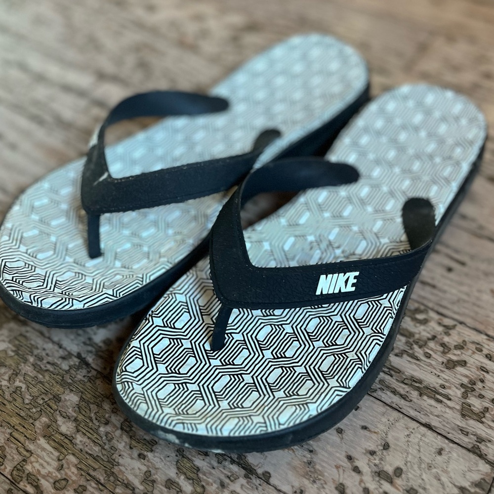 Nike black & white flip flops